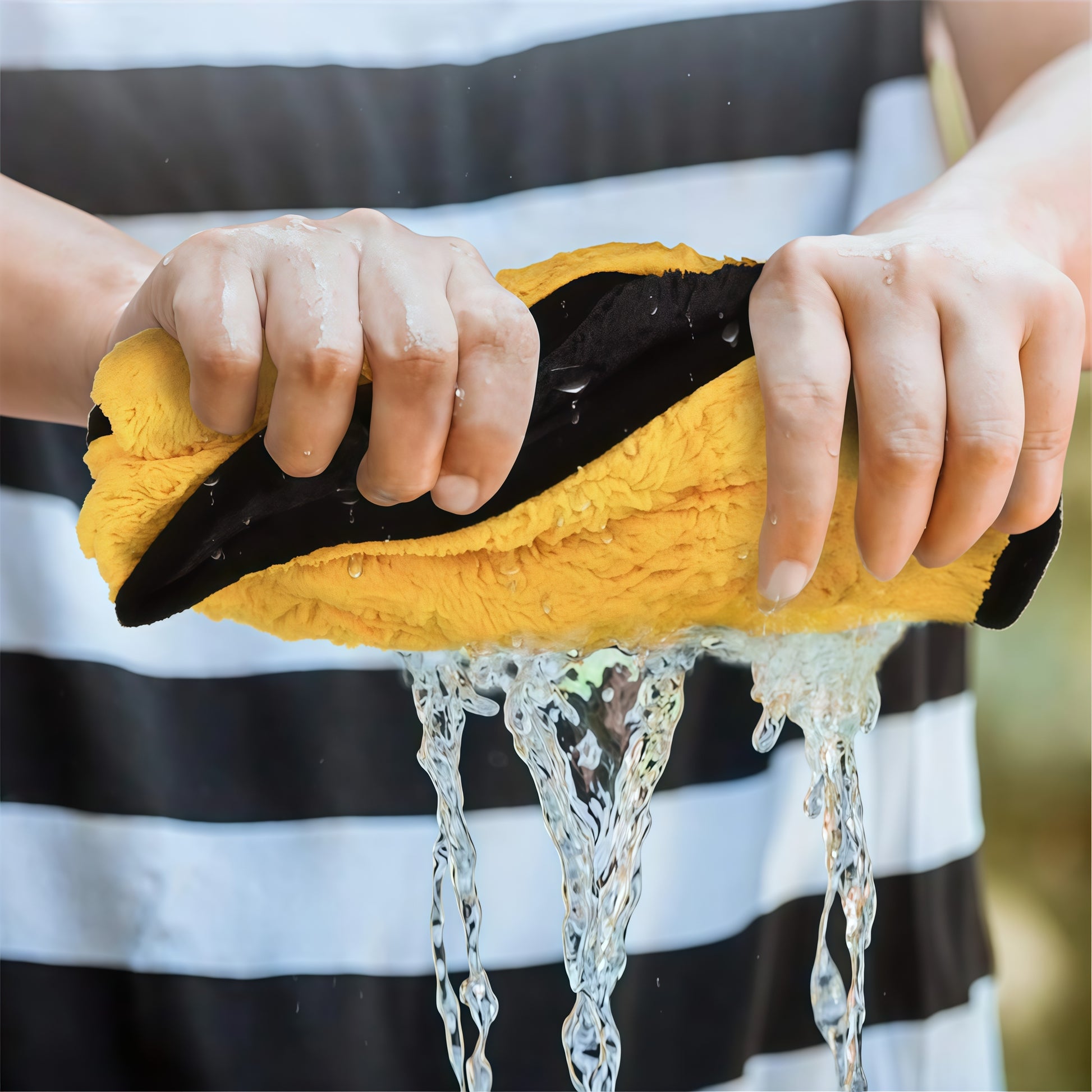Edgeless microfiber car drying towel ensures scratchless cleaning and safe use on all vehicle surfaces